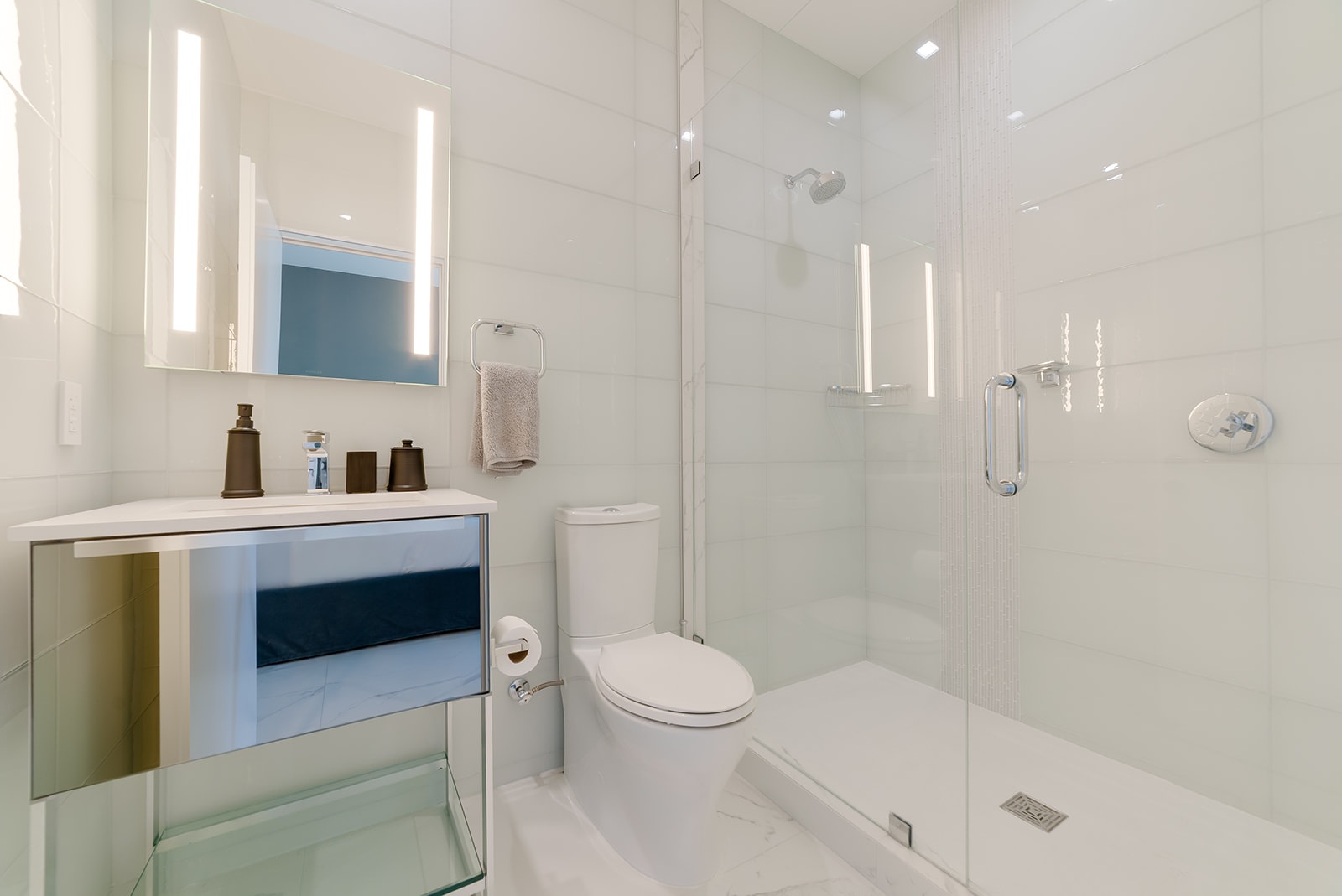 FIN - CHIC 4 BED W DEN CONDO