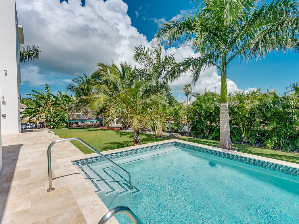 Royal Palms - 5 Bedroom Estate W/rental Unit