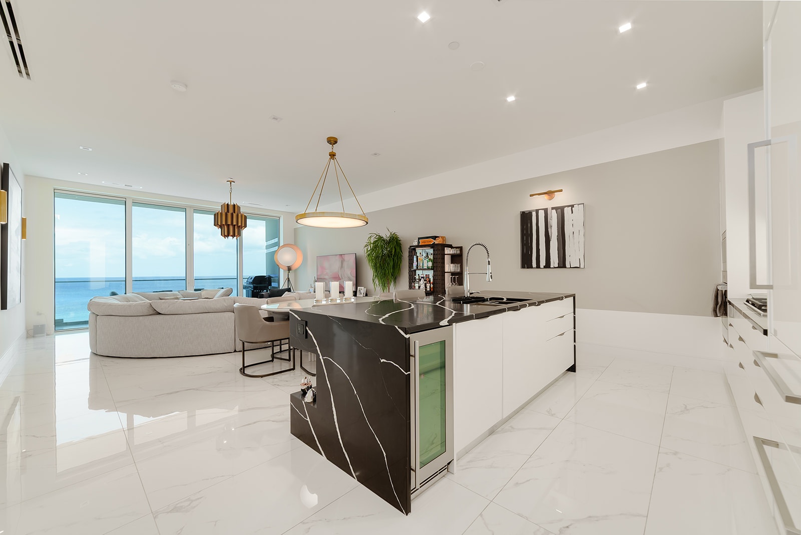 FIN - CHIC 4 BED W DEN CONDO