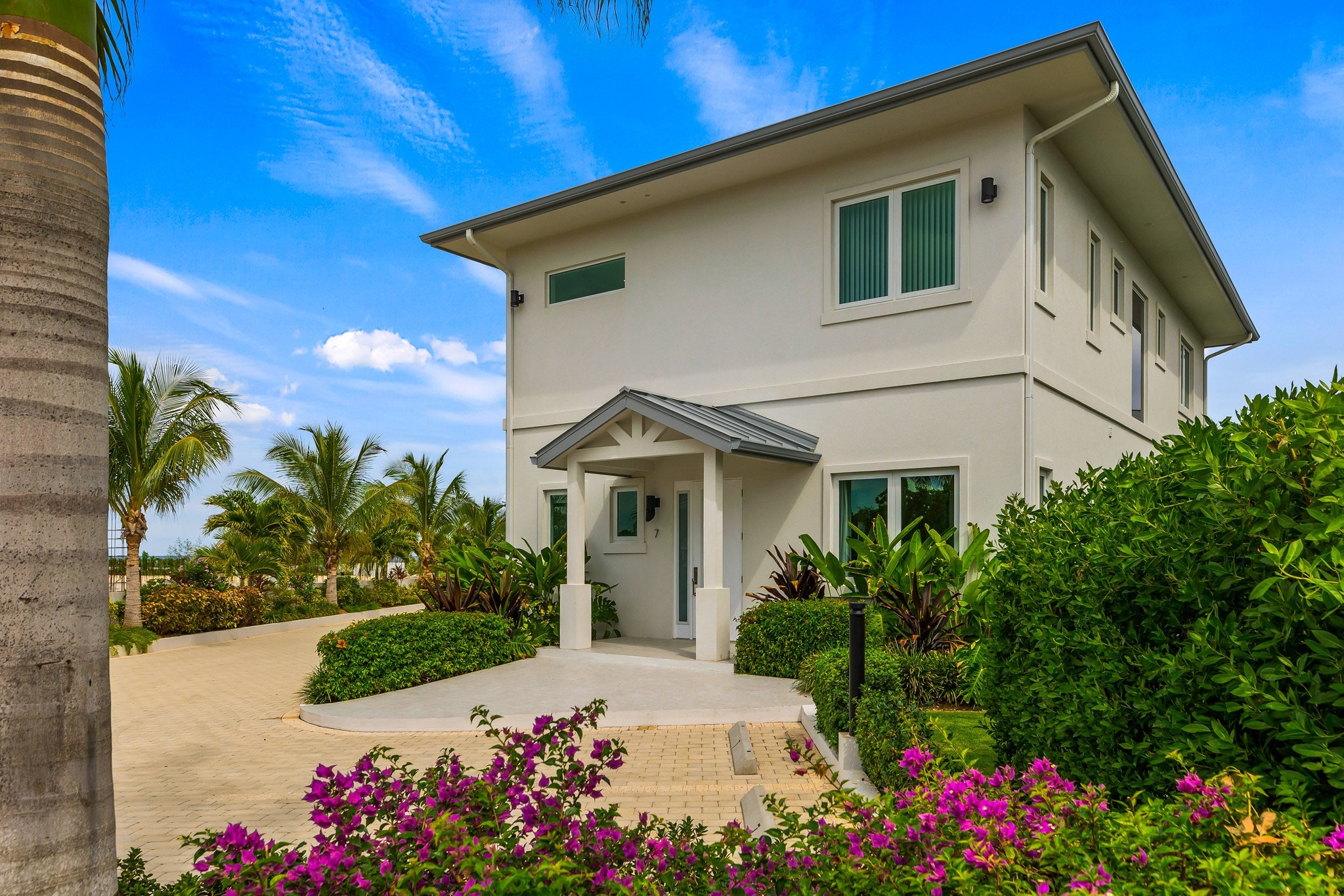 OCEANS 9 VILLA 7 WEST BAY LUXURY BEACHVIEW DETACHED HOME, KY