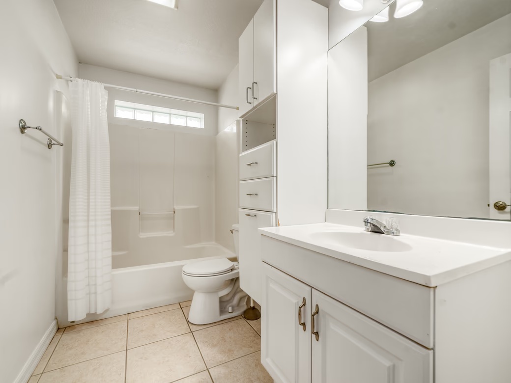 Lakeside 1 Bed / 1 Bath Near Camana Bay