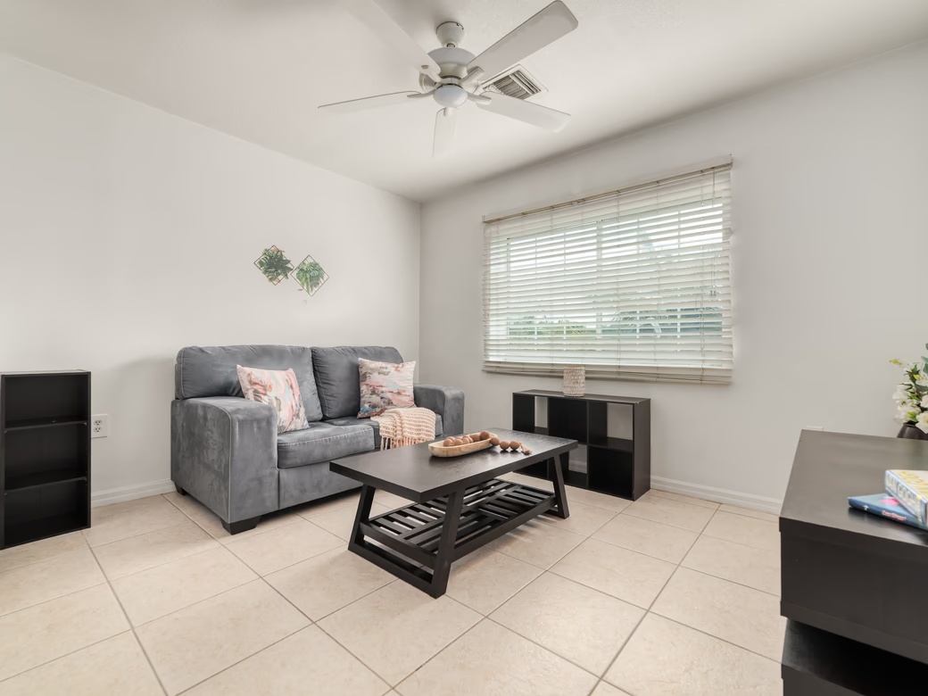 Lakeside 1 Bed / 1 Bath Near Camana Bay