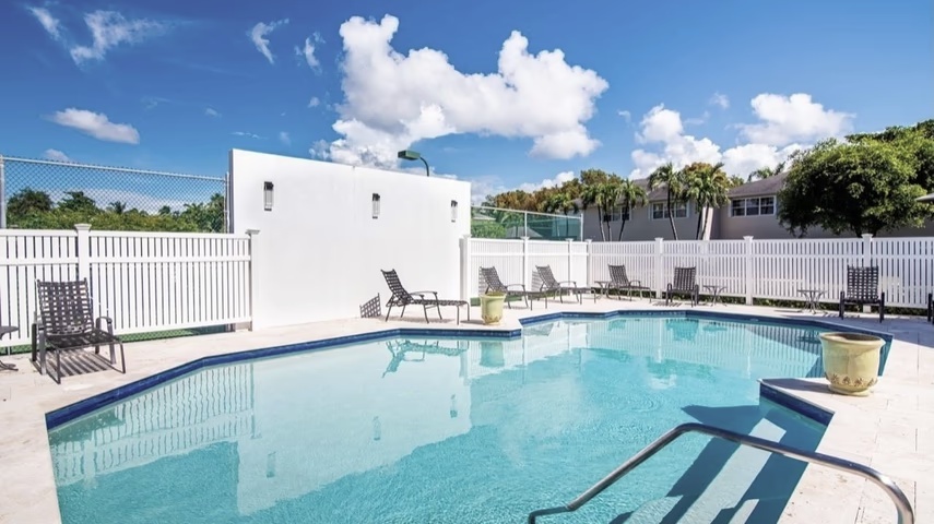 Palm Springs Townhouse 2/2.5 Bath