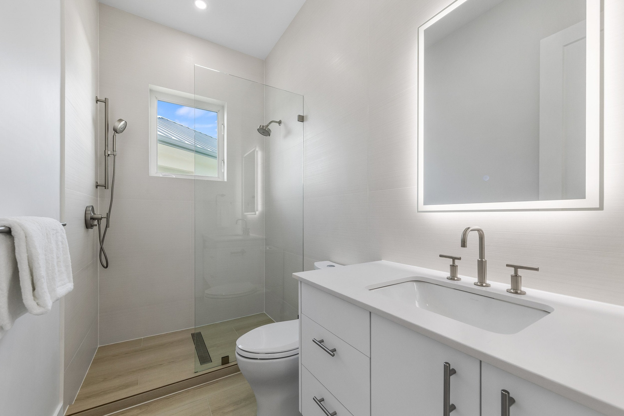OCEANS 9 VILLA 7 WEST BAY LUXURY BEACHVIEW DETACHED HOME, KY