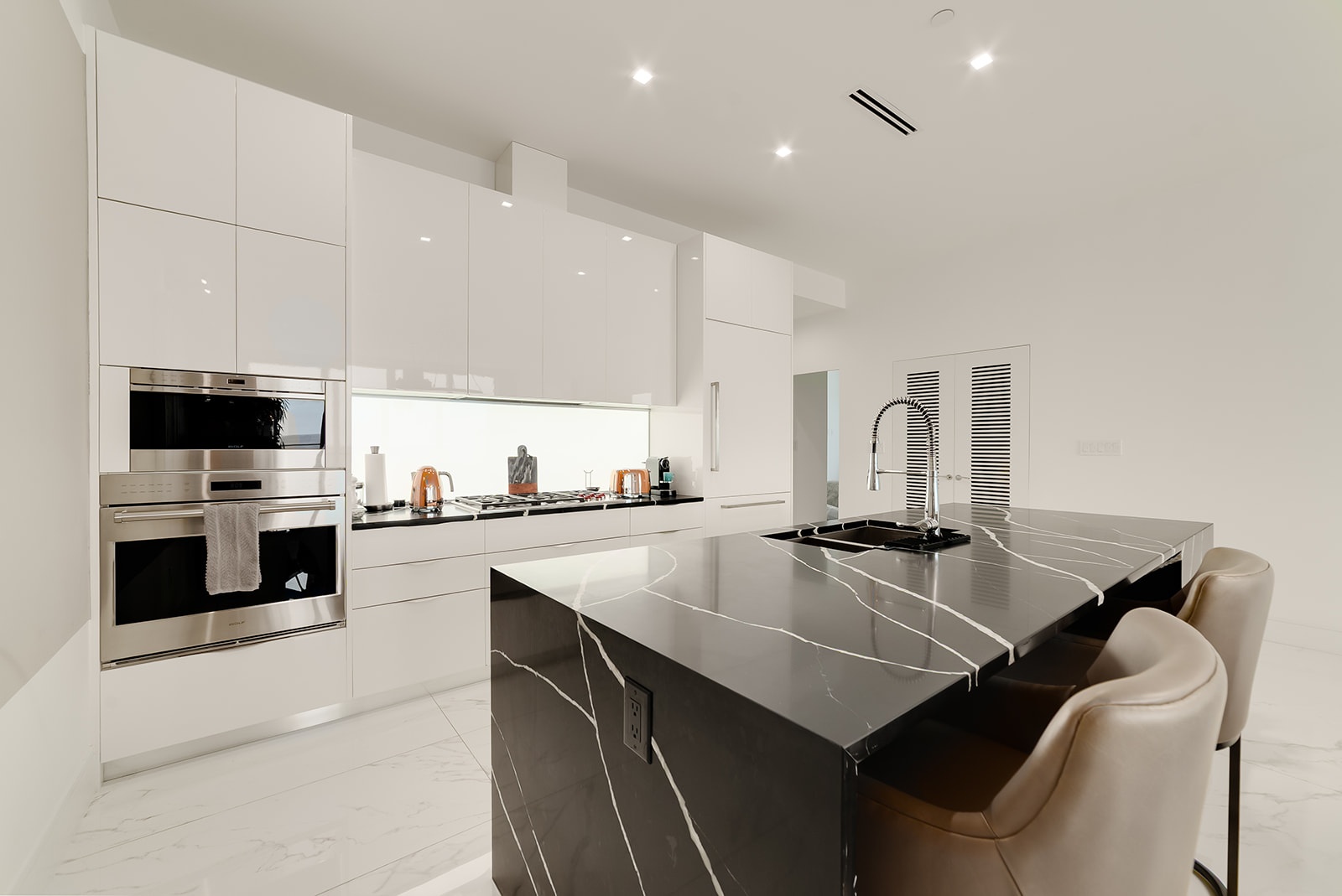 FIN - CHIC 4 BED W DEN CONDO