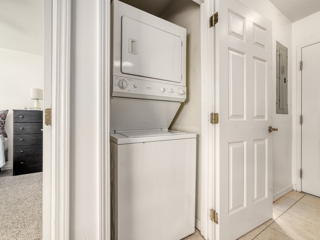 Lakeside 1 Bed / 1 Bath Near Camana Bay