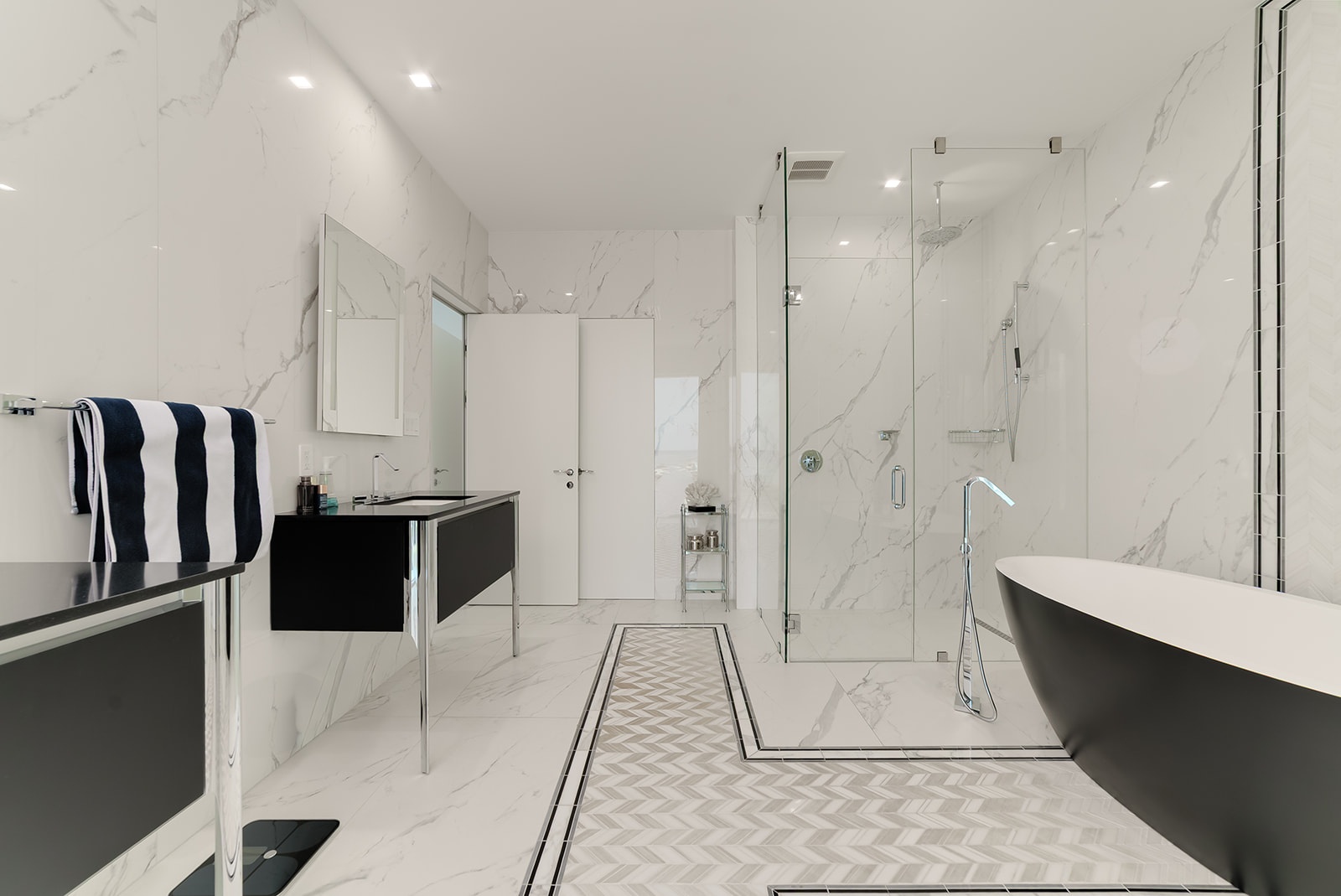 FIN - CHIC 4 BED W DEN CONDO