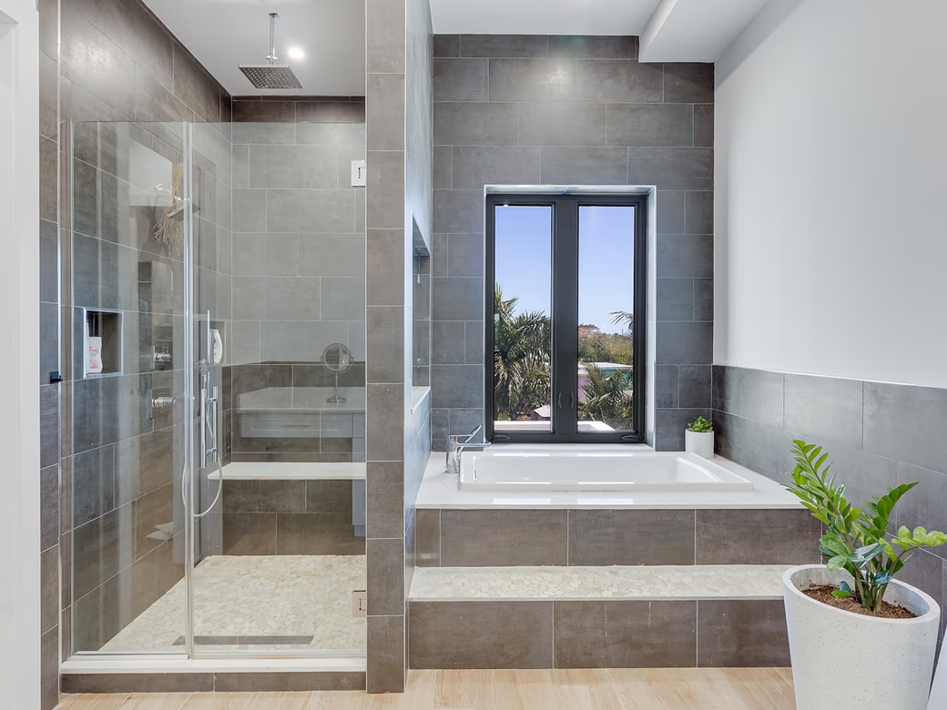Royal Palms - 5 Bedroom Estate W/rental Unit