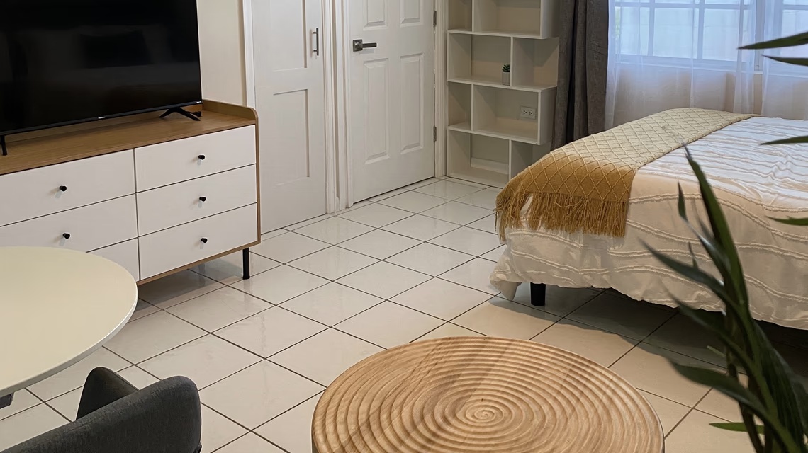 Private Efficiency 1 Bed Apt. — All Inclusive 1750