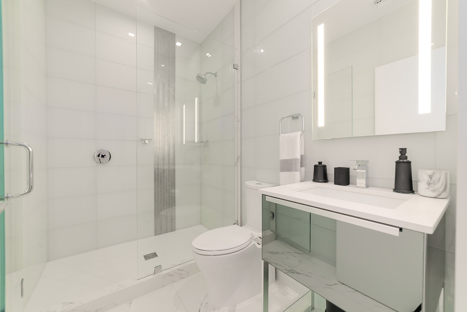 FIN - CHIC 4 BED W DEN CONDO