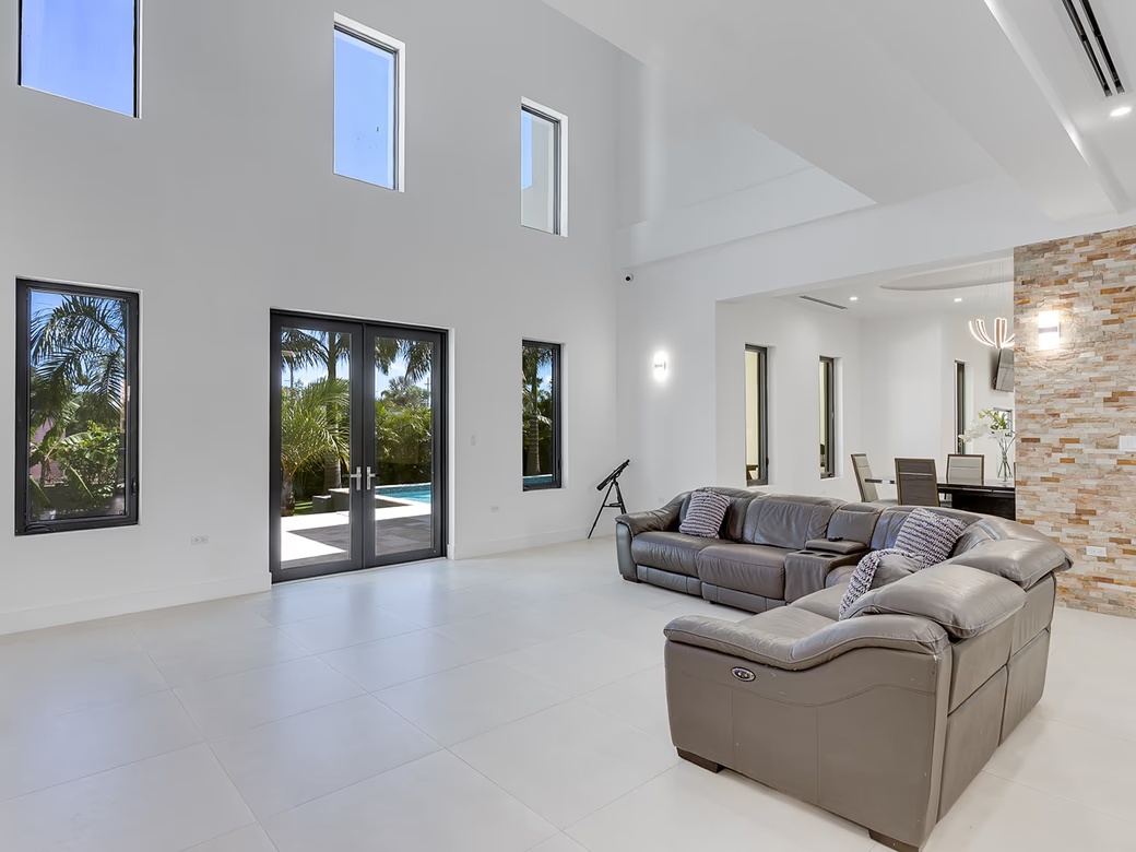Royal Palms - 5 Bedroom Estate W/rental Unit