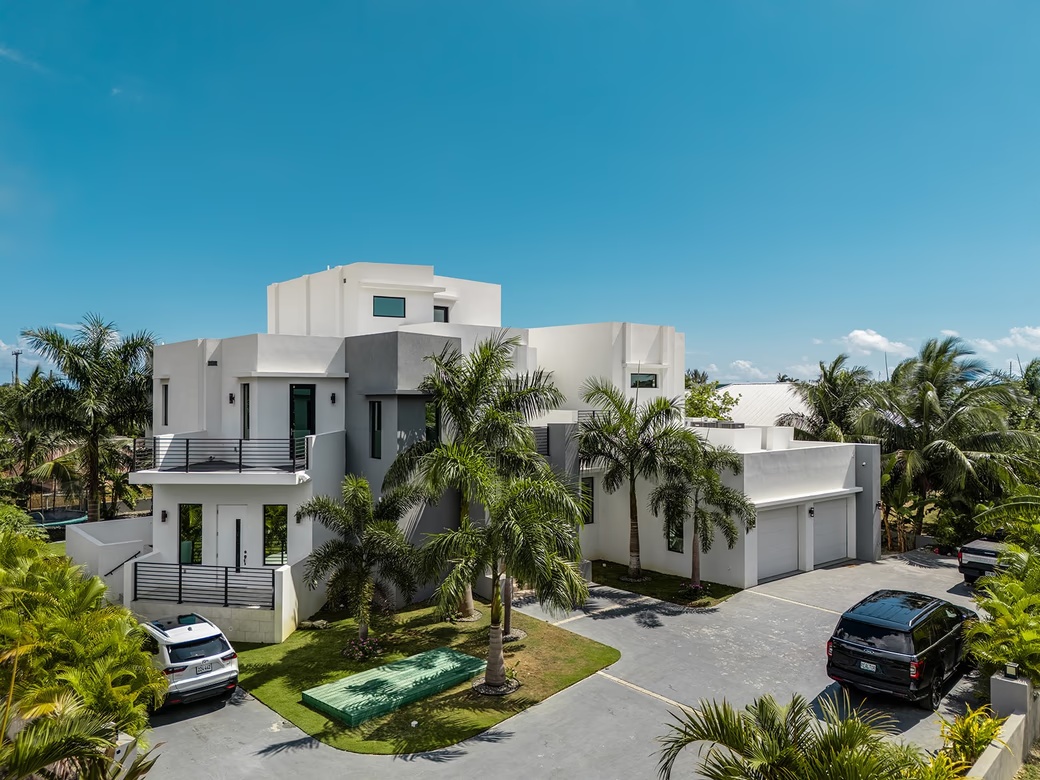 Royal Palms - 5 Bedroom Estate W/rental Unit