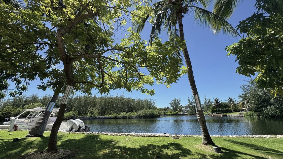 Canal - Front Living - Yacht Club Villas