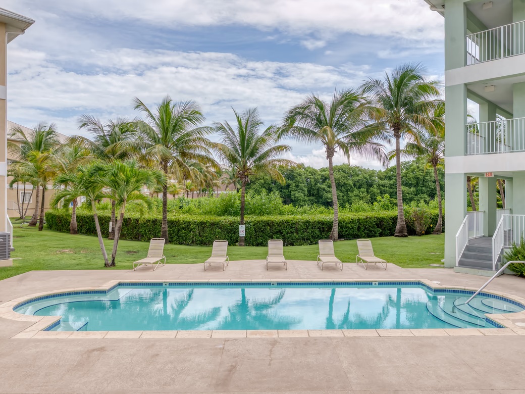 Lakeside 1 Bed / 1 Bath Near Camana Bay