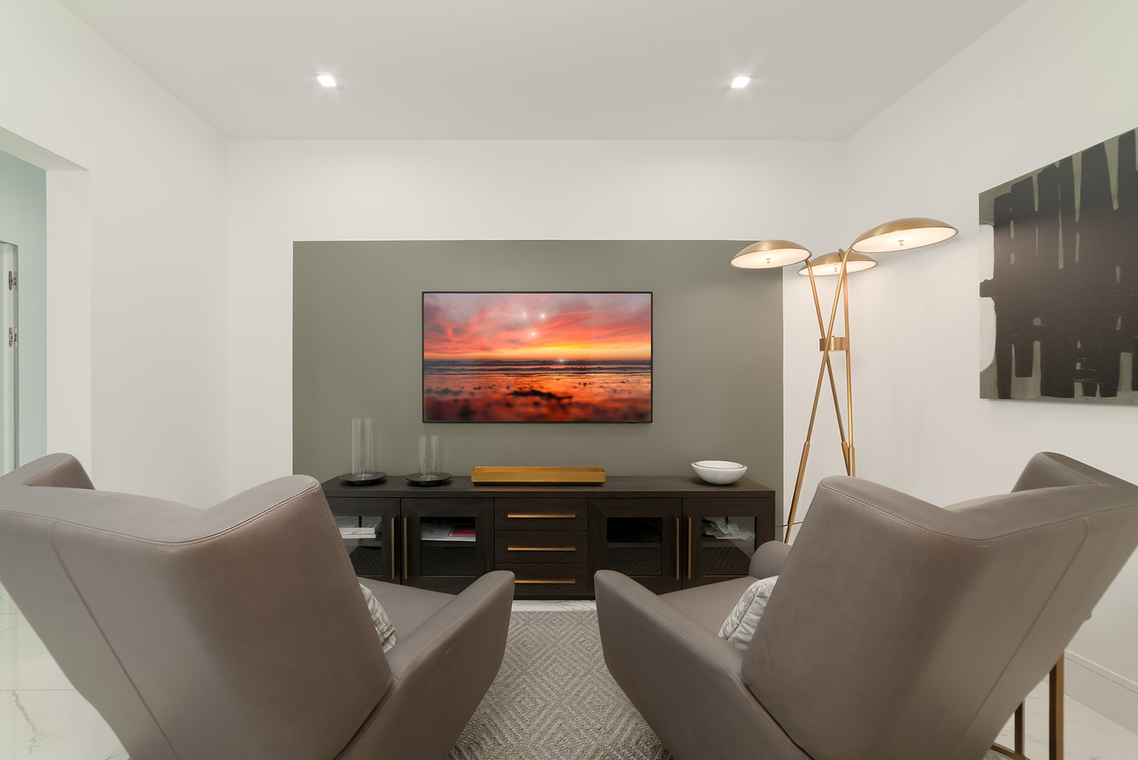 FIN - CHIC 4 BED W DEN CONDO