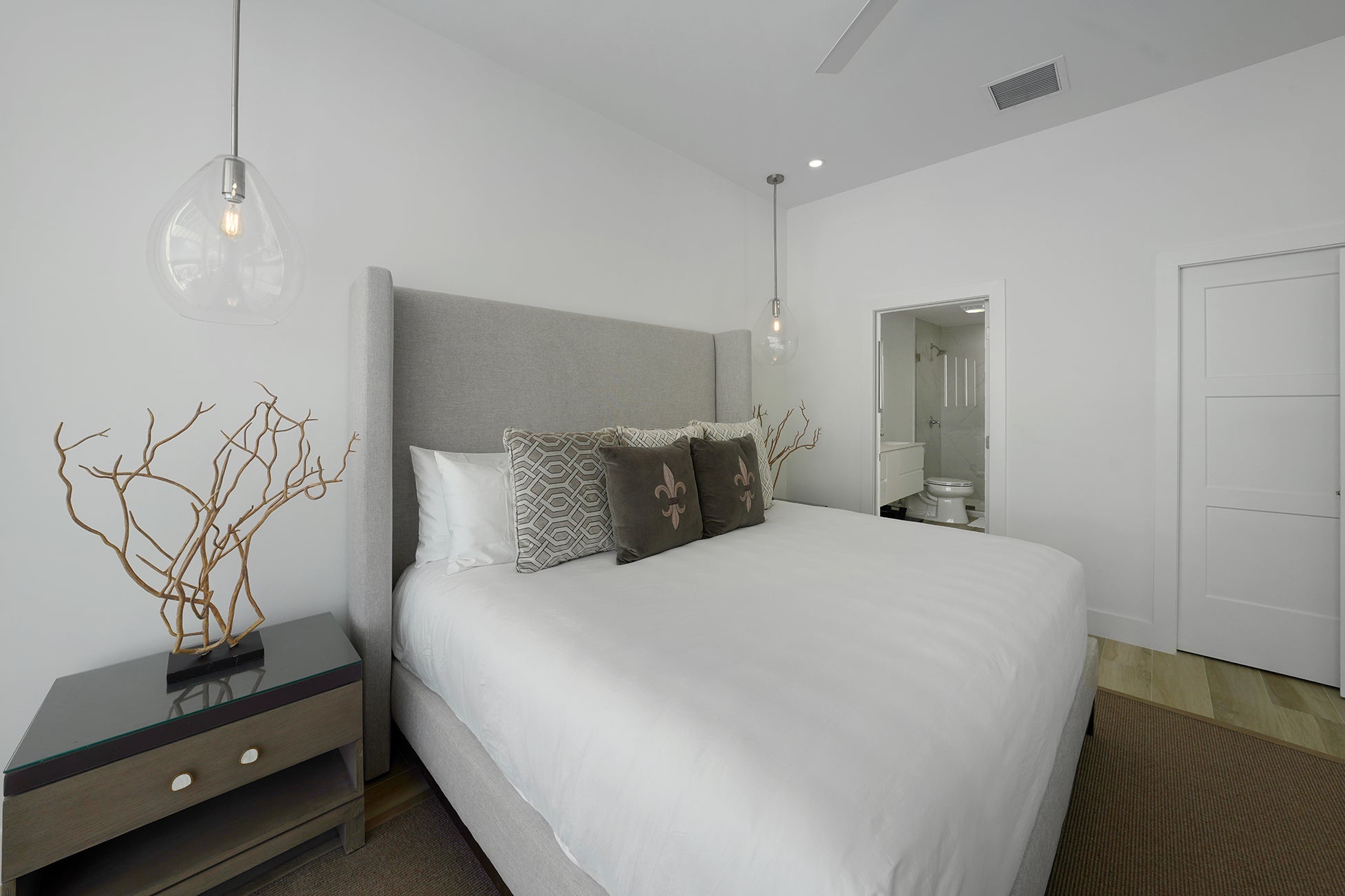 SUNSET POINT - SIGNATURE PENTHOUSE WITH VENDOR FINANCING! #25, KY