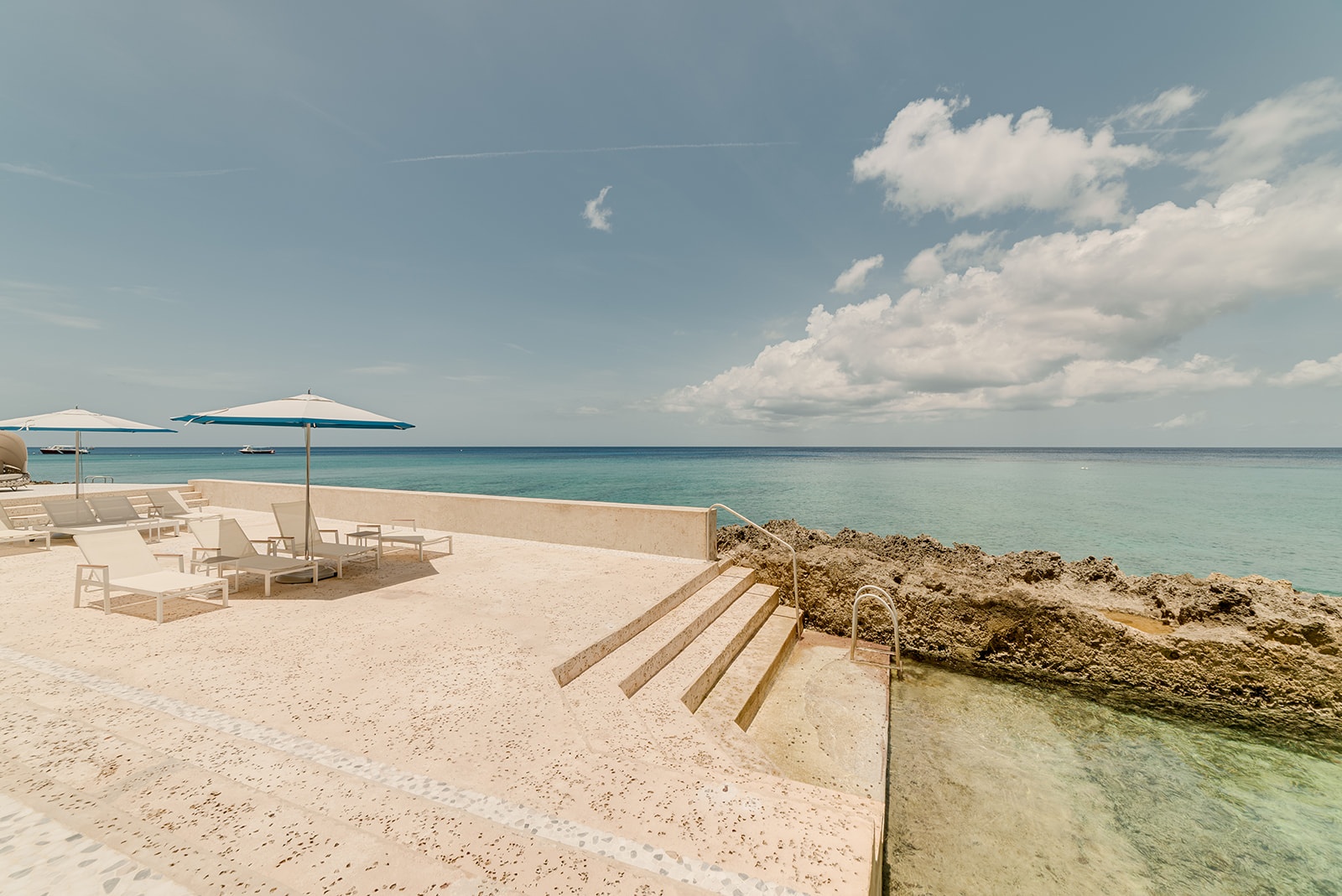 FIN - CHIC 4 BED W DEN CONDO