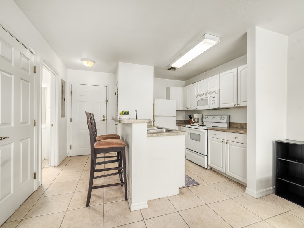 Lakeside 1 Bed / 1 Bath Near Camana Bay