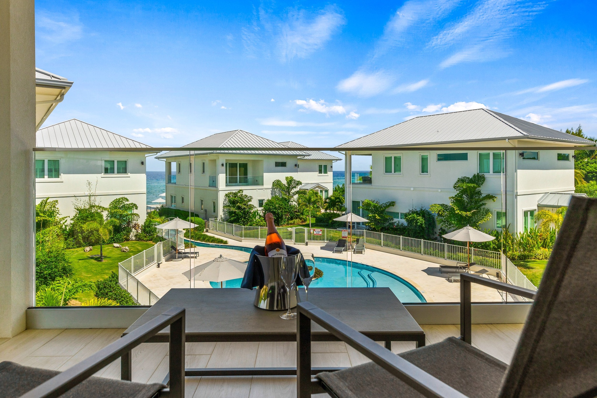 OCEANS 9 VILLA 7 WEST BAY LUXURY BEACHVIEW DETACHED HOME, KY