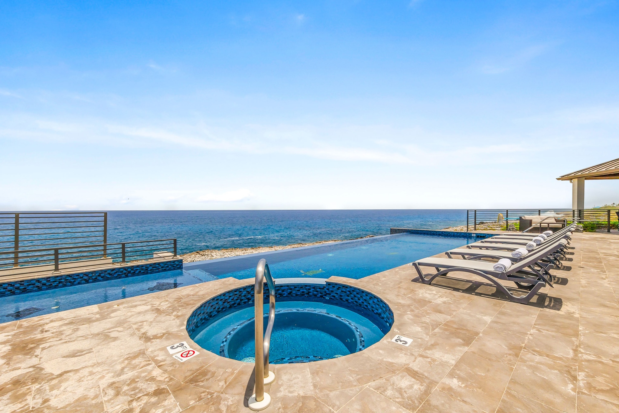 BELLA VISTA-LUXURY PANORAMIC OCEANFRONT 5 BEDROOM ESTATE, KY