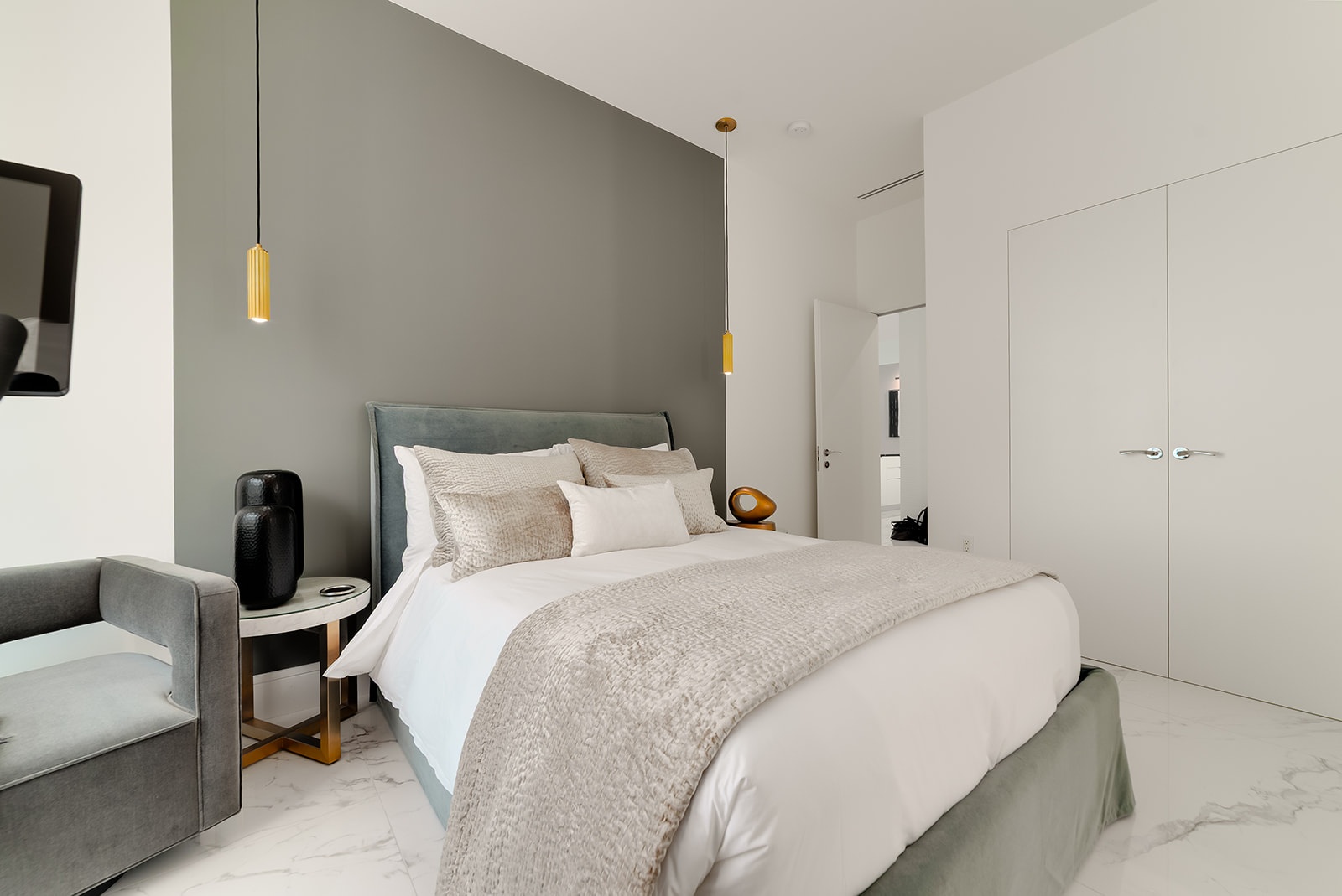 FIN - CHIC 4 BED W DEN CONDO