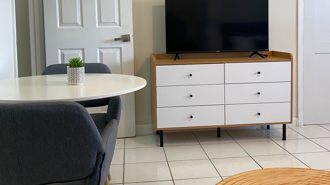 Private Efficiency 1 Bed Apt. — All Inclusive 1750