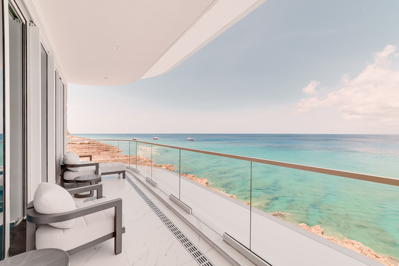 FIN - CHIC 4 BED W DEN CONDO