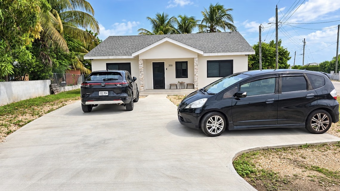 Modern 3 - Bedroom Family Home With Yard | Newlands
