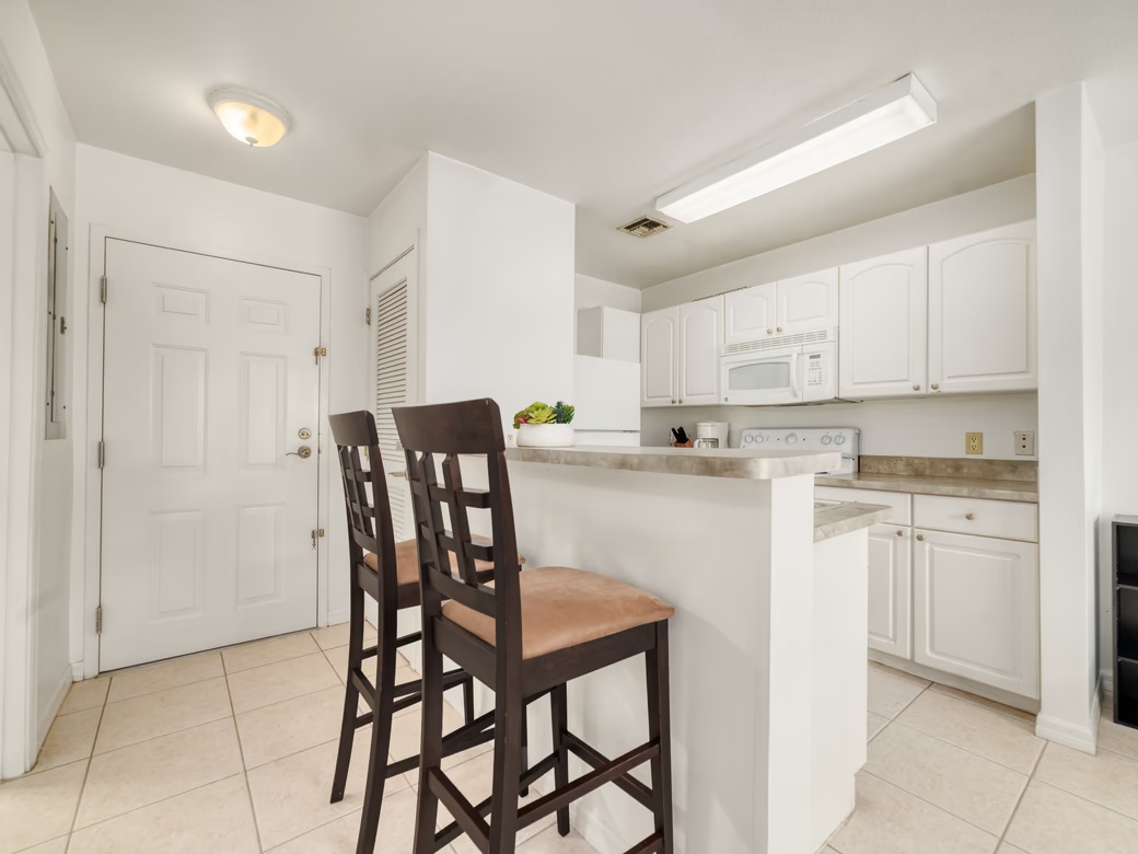 Lakeside 1 Bed / 1 Bath Near Camana Bay