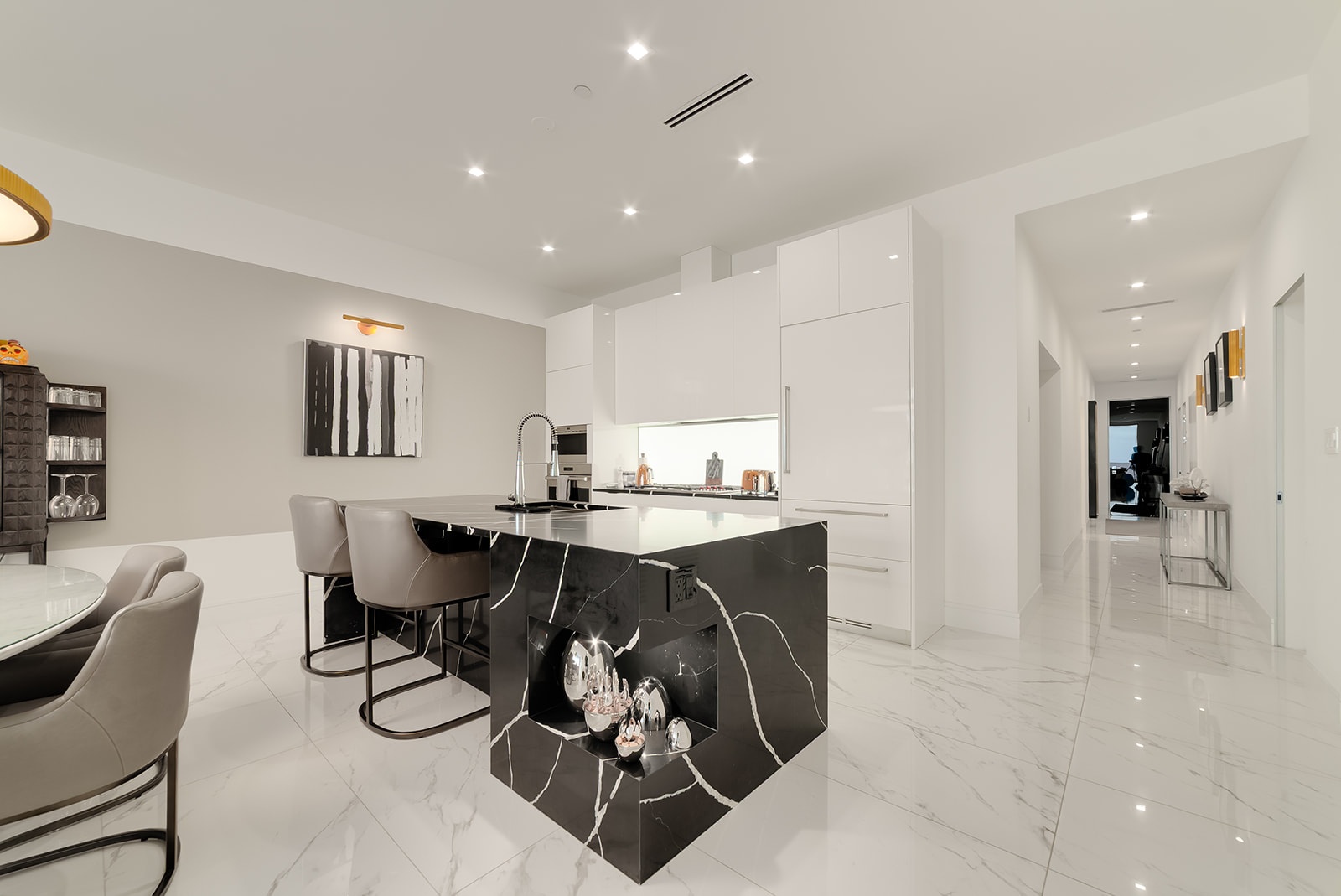 FIN - CHIC 4 BED W DEN CONDO