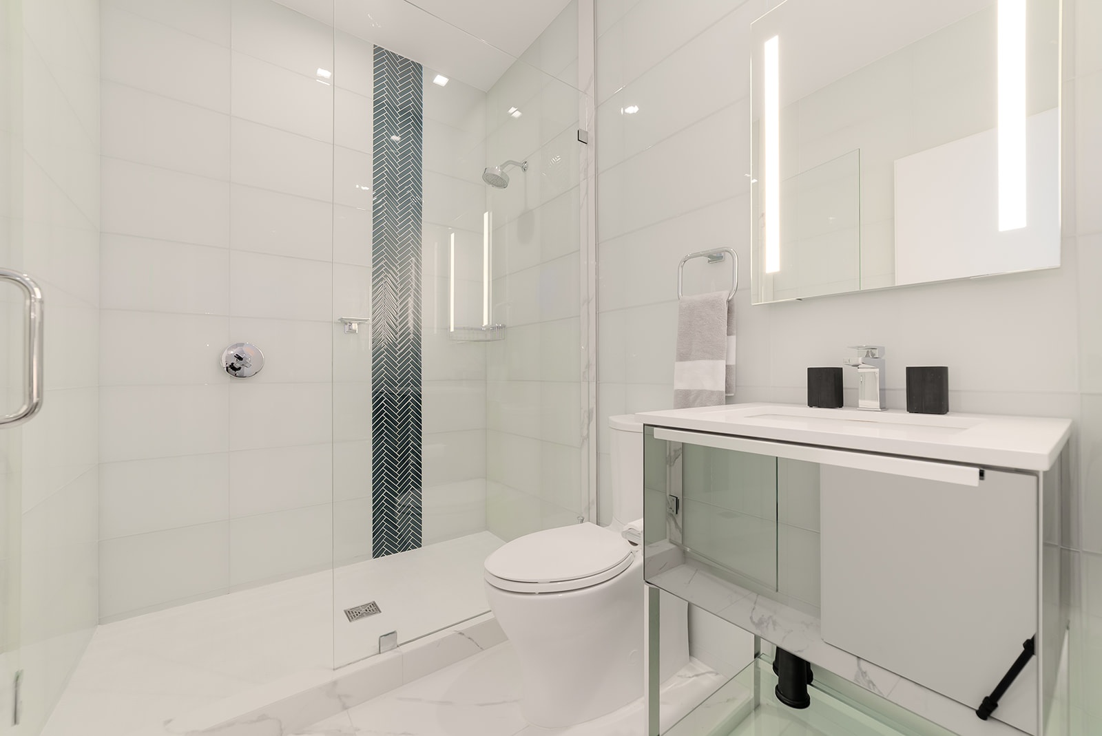 FIN - CHIC 4 BED W DEN CONDO