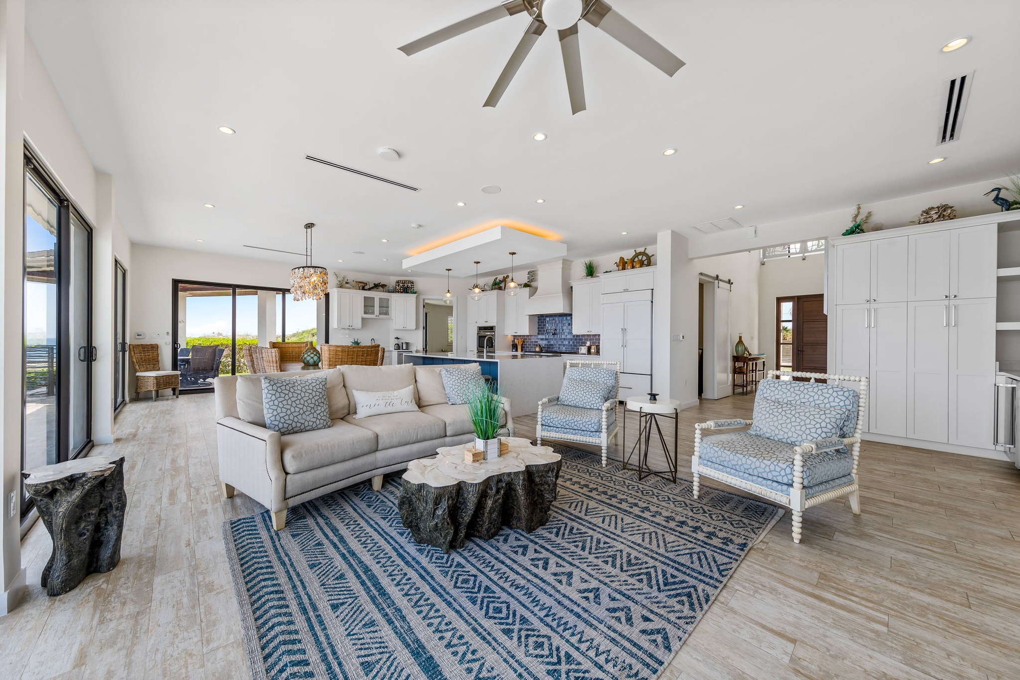 BELLA VISTA-LUXURY PANORAMIC OCEANFRONT 5 BEDROOM ESTATE, KY