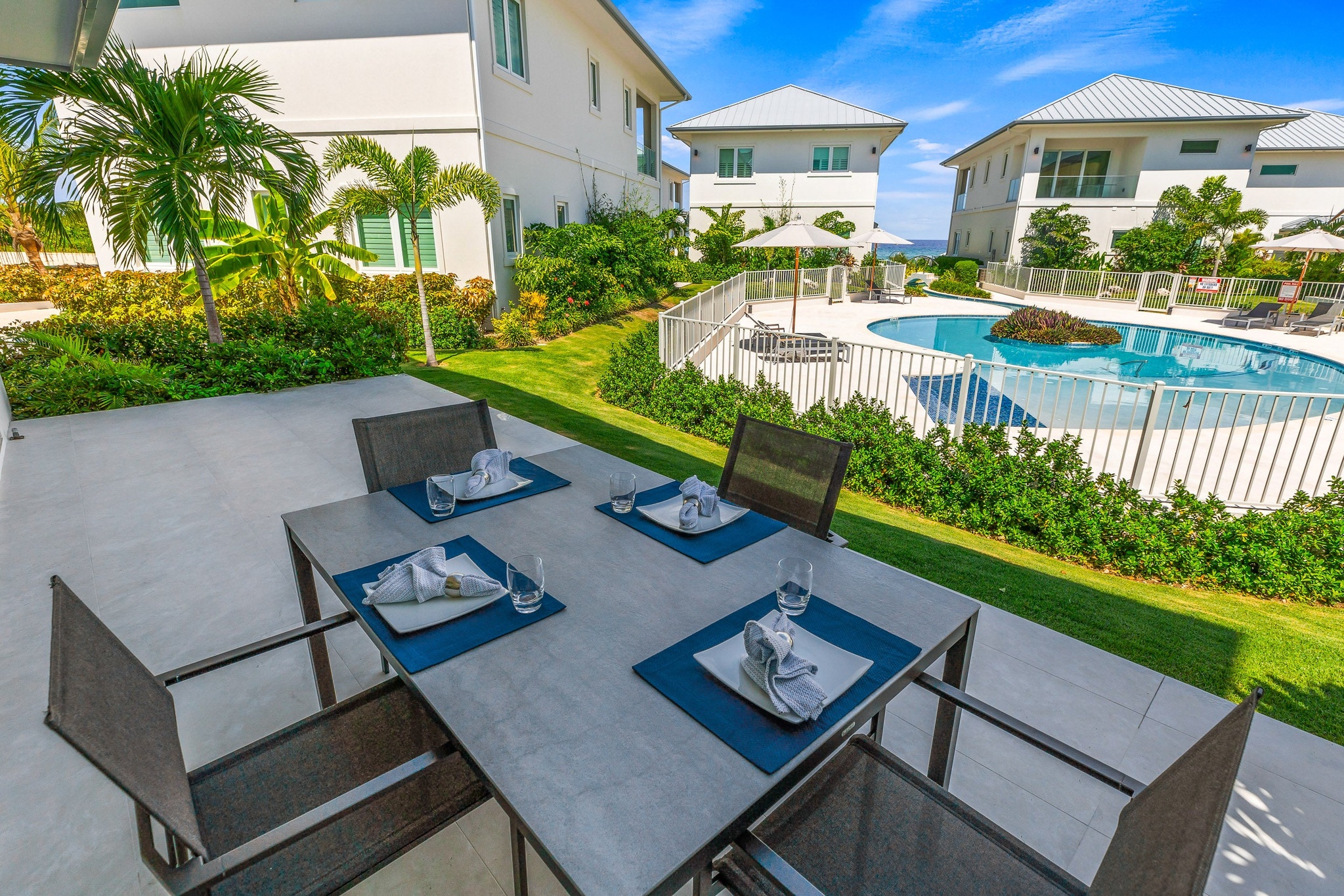 OCEANS 9 VILLA 7 WEST BAY LUXURY BEACHVIEW DETACHED HOME, KY