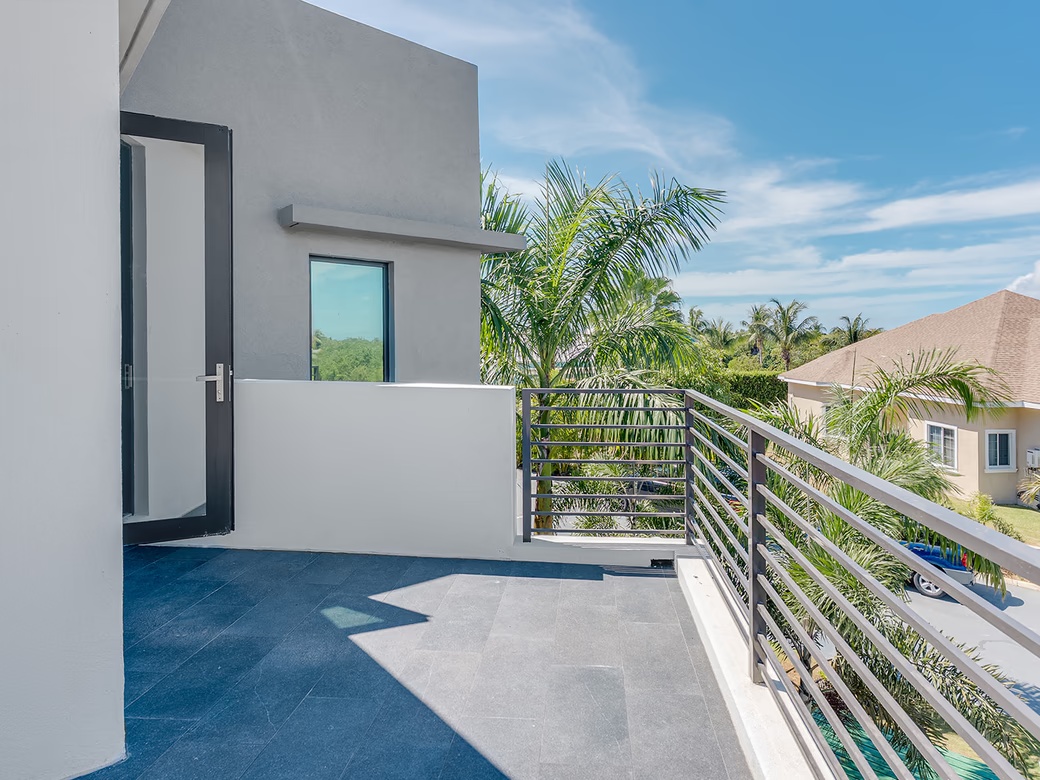 Royal Palms - 5 Bedroom Estate W/rental Unit