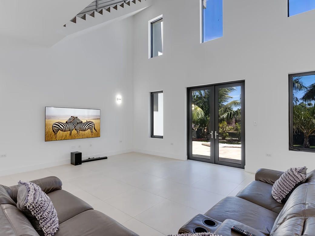 Royal Palms - 5 Bedroom Estate W/rental Unit