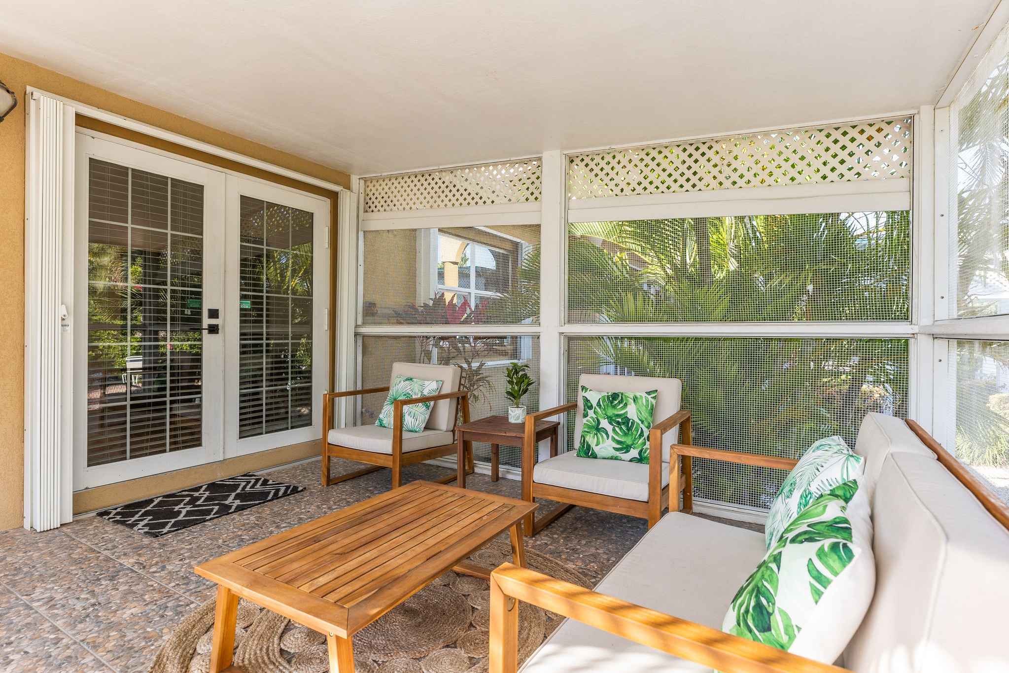 Beautiful 2-Bedroom - Large private fenced yard - Pets considered