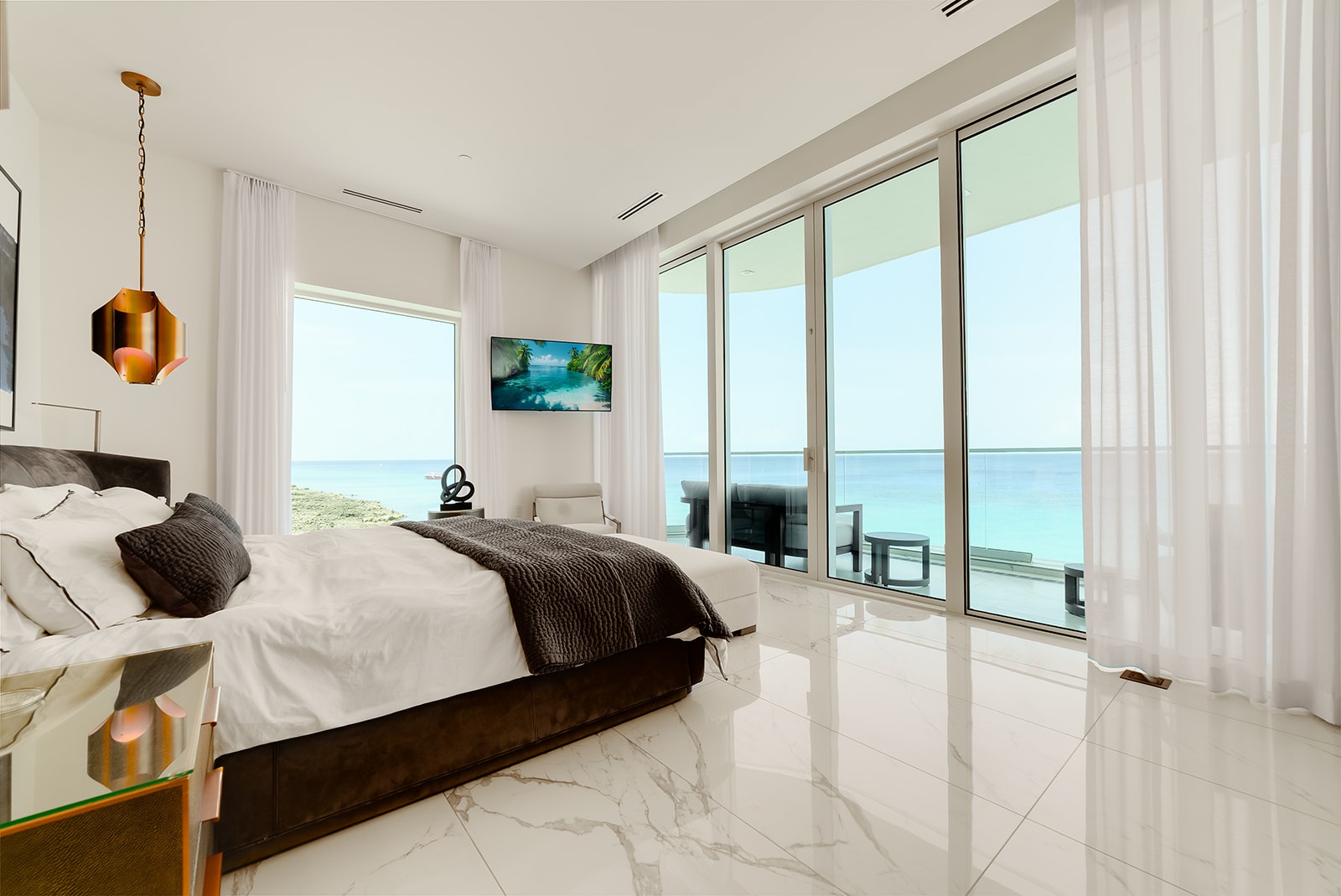 FIN - CHIC 4 BED W DEN CONDO