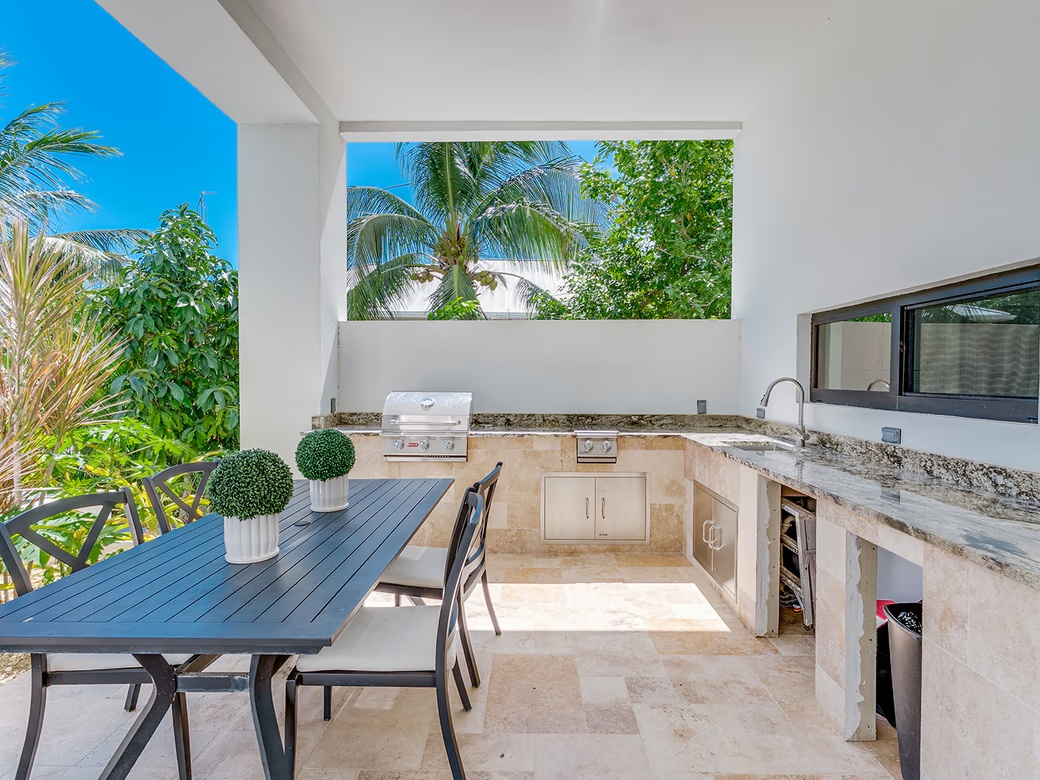Royal Palms - 5 Bedroom Estate W/rental Unit