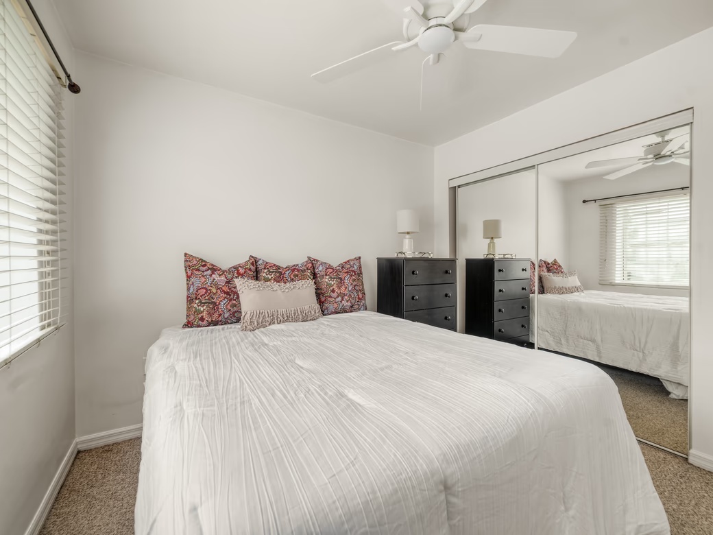 Lakeside 1 Bed / 1 Bath Near Camana Bay