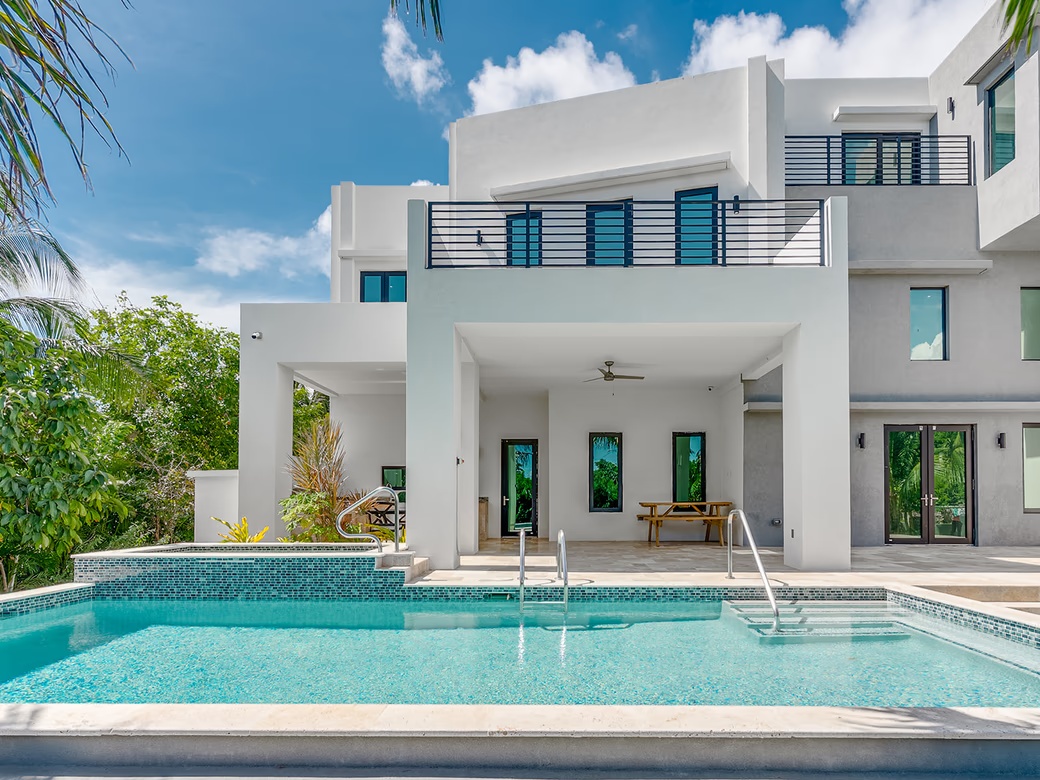 Royal Palms - 5 Bedroom Estate W/rental Unit