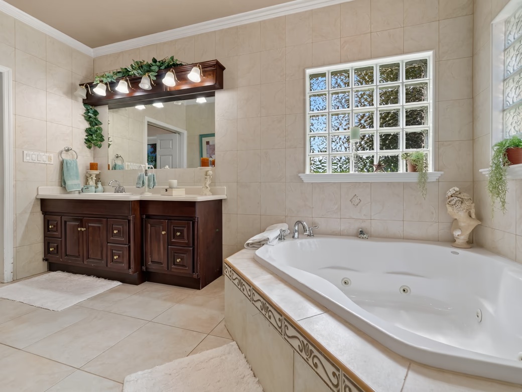 Savannah Newlands Family Home With Pool, Outside Bar & Income - Generating Guest Suite