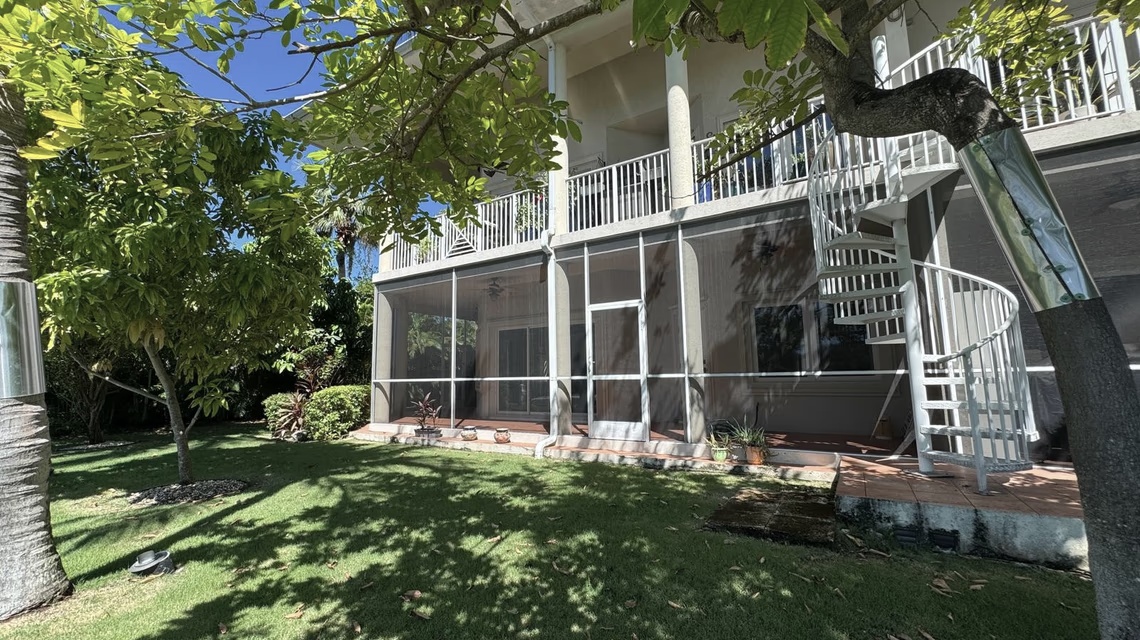 Canal - Front Living - Yacht Club Villas