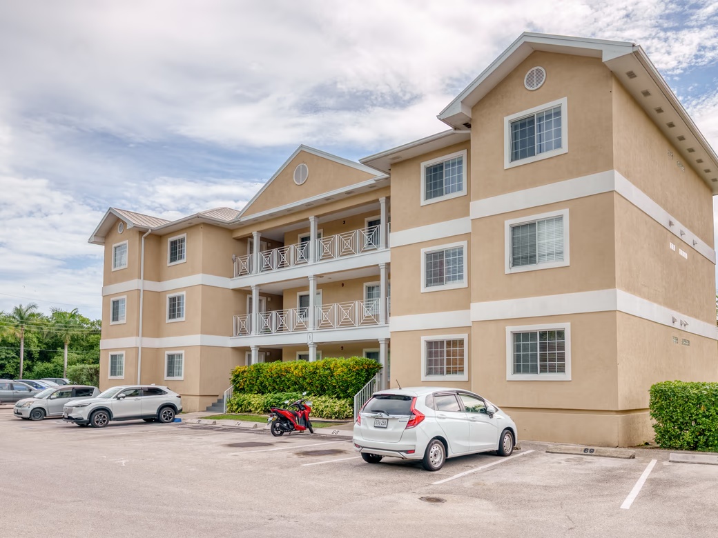 Lakeside 1 Bed / 1 Bath Near Camana Bay