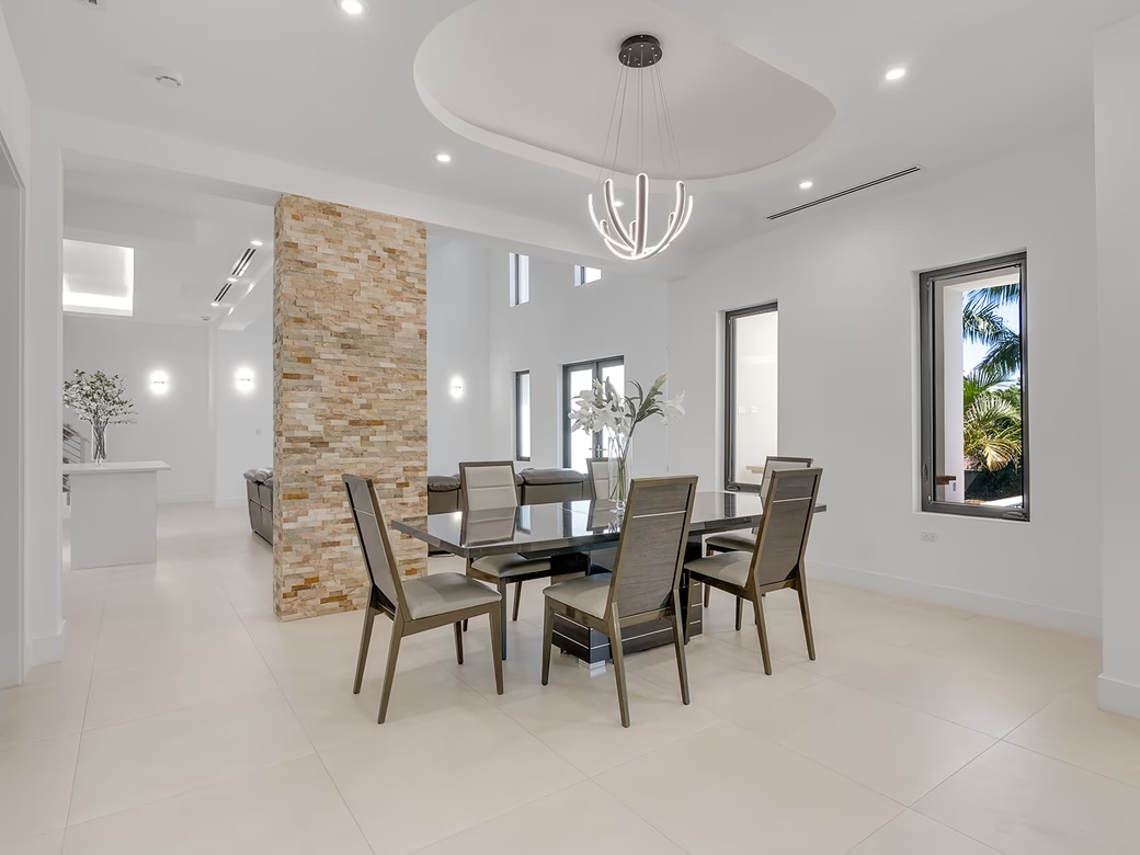 Royal Palms - 5 Bedroom Estate W/rental Unit