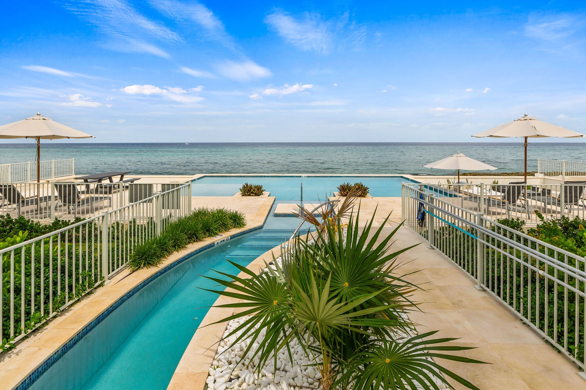OCEANS 9 VILLA 7 WEST BAY LUXURY BEACHVIEW DETACHED HOME, KY