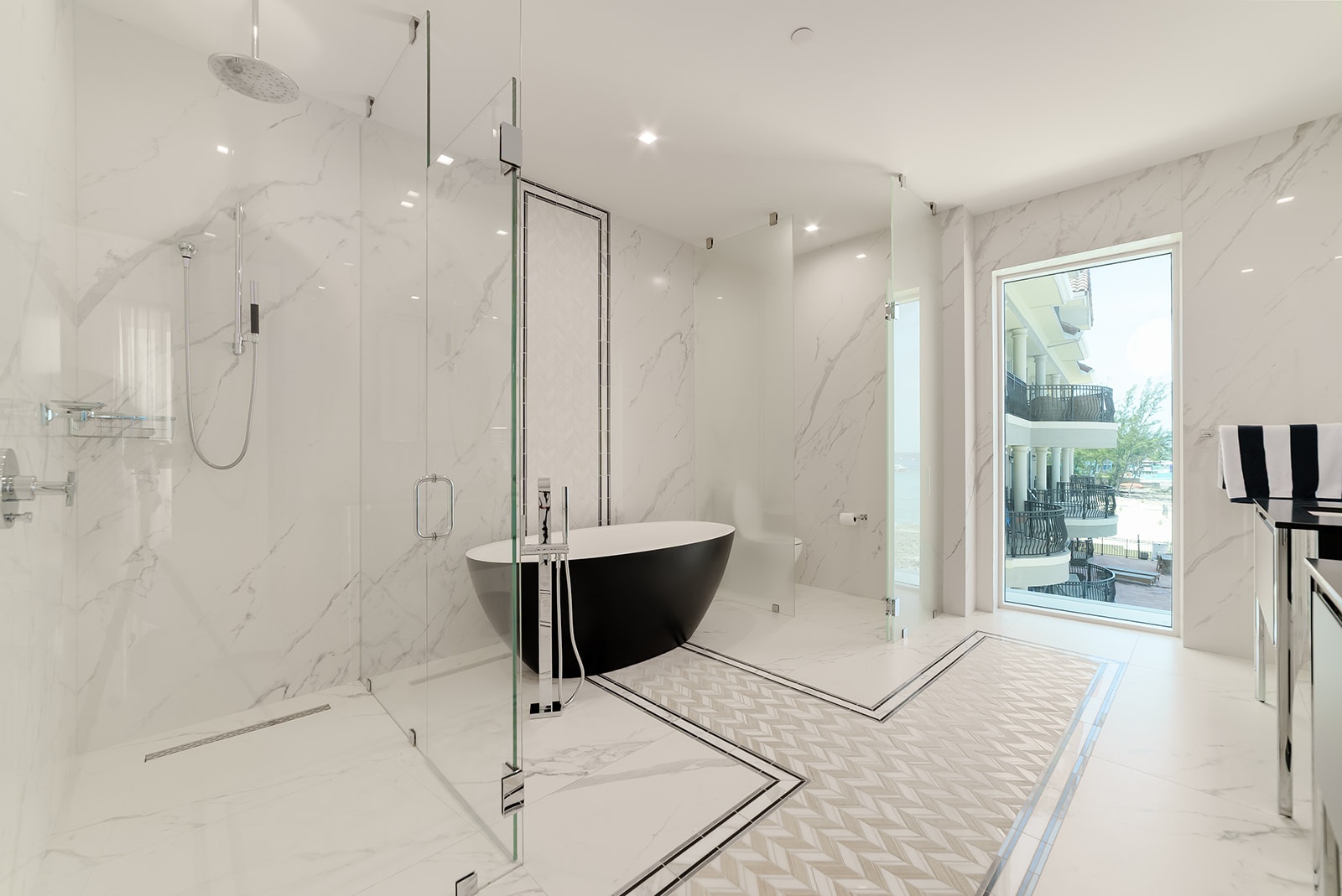 FIN - CHIC 4 BED W DEN CONDO