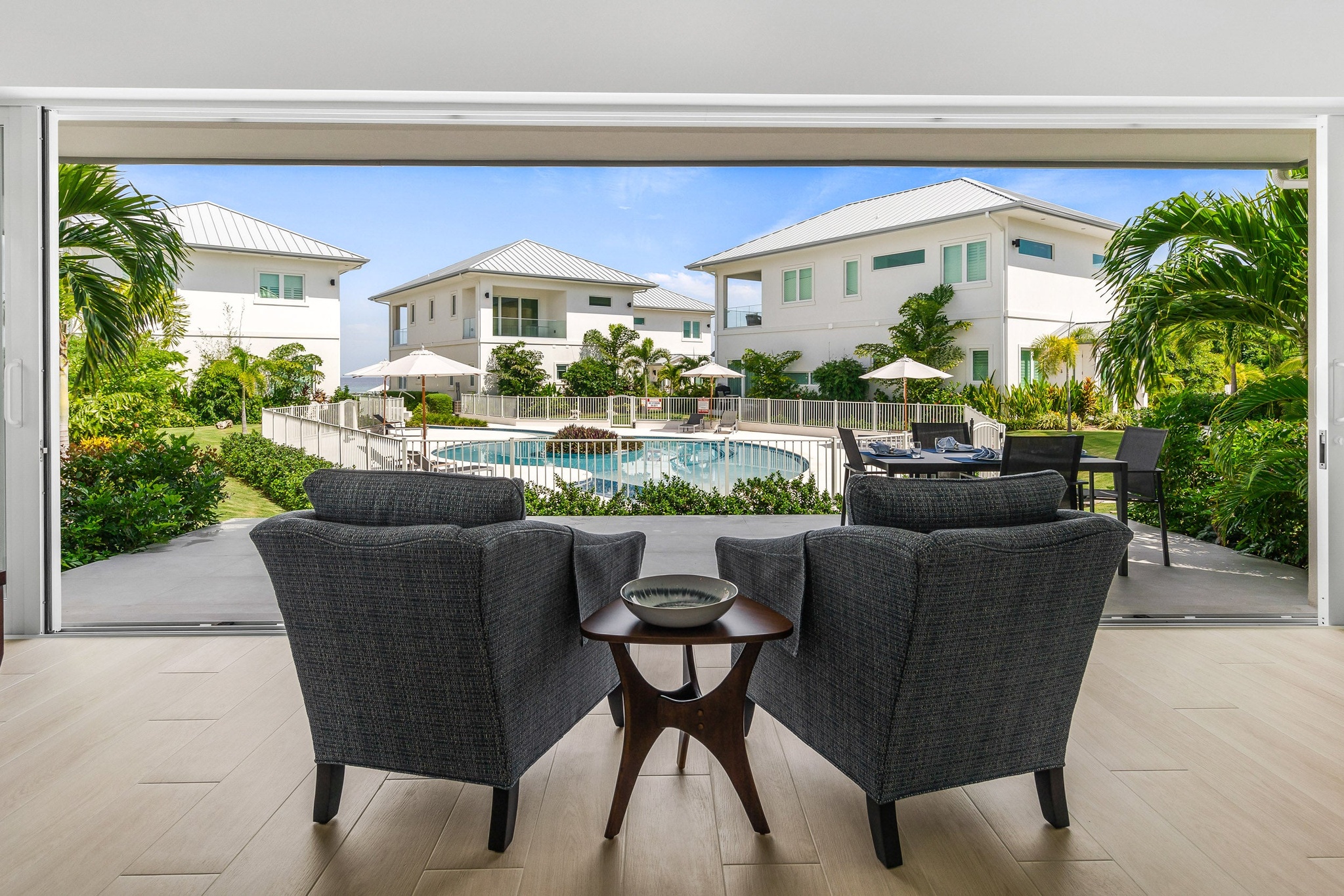 OCEANS 9 VILLA 7 WEST BAY LUXURY BEACHVIEW DETACHED HOME, KY