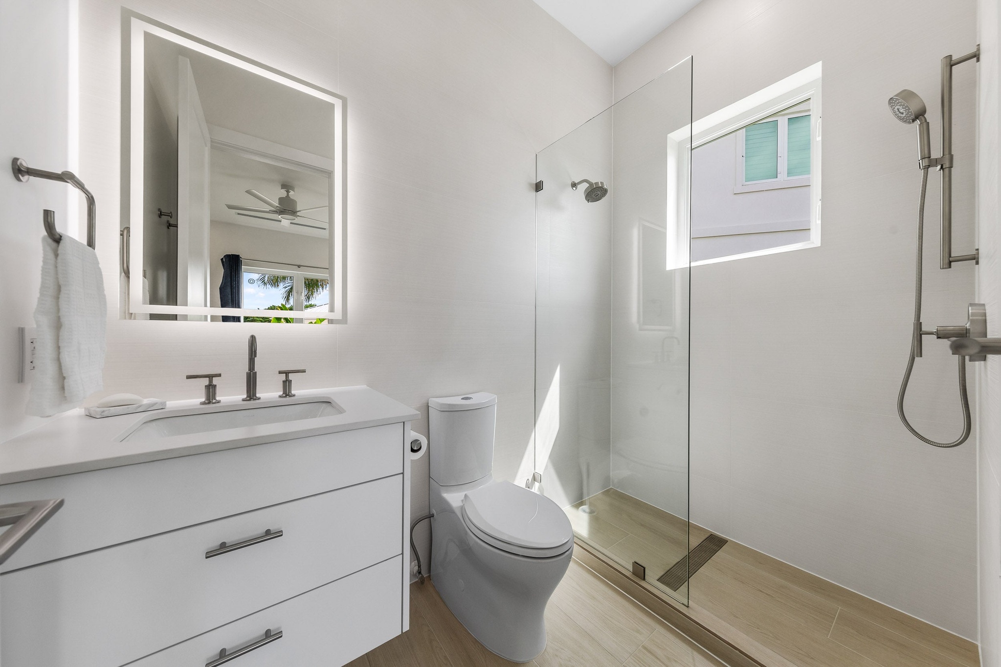OCEANS 9 VILLA 7 WEST BAY LUXURY BEACHVIEW DETACHED HOME, KY