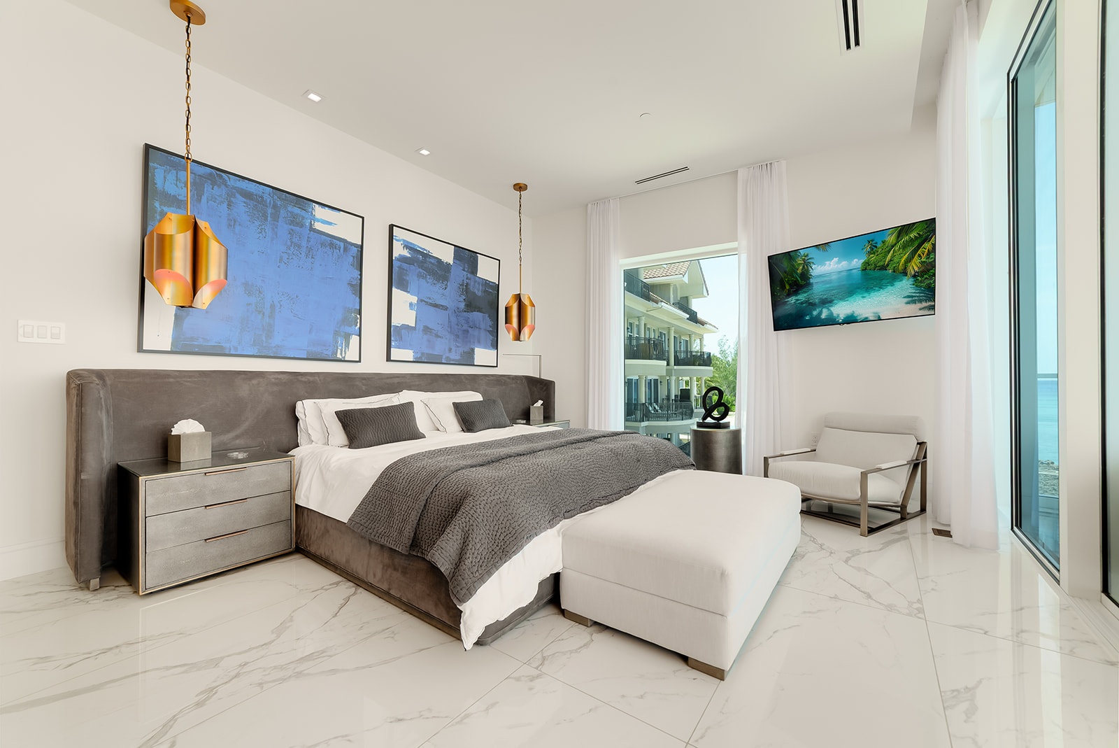 FIN - CHIC 4 BED W DEN CONDO