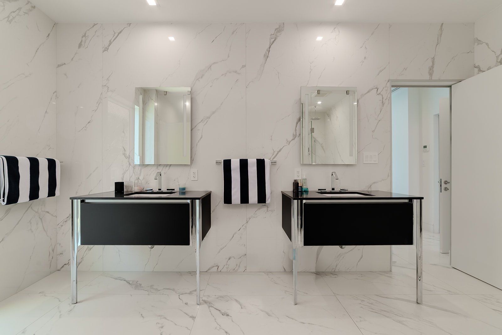 FIN - CHIC 4 BED W DEN CONDO